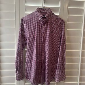 Vineyard Vines Men’s Button Down shirt in XS. In very good condition.